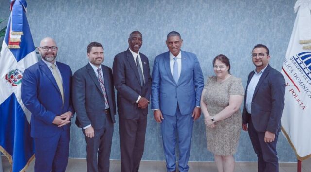 Vasquez-Martinez-con-miembros-mision-diplomatica-de-Estados-Unidos-en-RD.-1-768x425