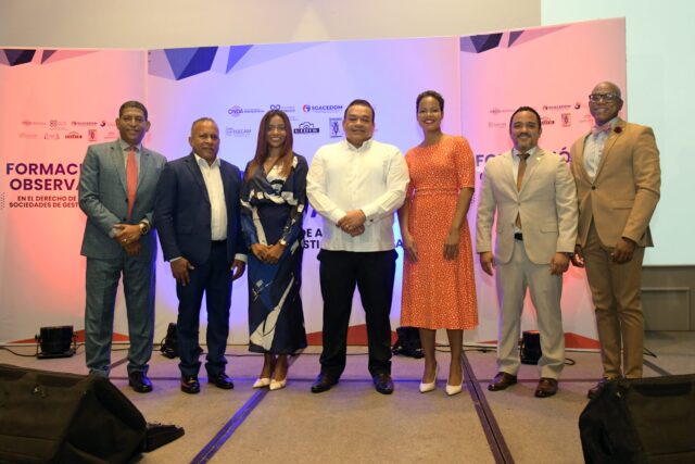 El-director-general-de-la-ONDA-Ruben-Gonell-Cosme-acompanado-de-funcionarios-de-la-PGR-y-exposositores-en-el-seminario-scaled