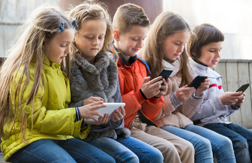 darle-celular-nino-exponerlo-adiccion