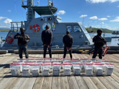 Interceptan dos hombres a bordo de lancha con 151 paquetes con presunta cocaína