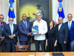 Presidente Luís Abinader se reúne con el Senador Julito Fulcar y el Comité Gestor del Plan Estratégico de Peravia 2025-2055