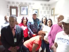 Coronel León Vallejo Sierra, comandante destacamento Felicidad en Los Mina, recibe comunitarios