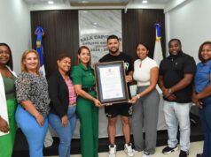 Alcaldesa Wendy Cepeda entrega reconocimiento como Hijo Meritorio al beisbolista de Grandes Ligas Jonatan Clase