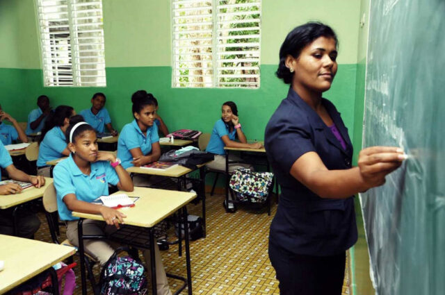 profesor-estudiantes-escuela-inabima