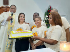 Alcaldesa Wendy Cepeda a nombre de la Junta Municipal de San Luis le lleva un bizcocho al Padre Silva en su cumpleaños