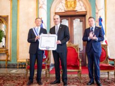 Abinader condecora a Roberto Álvarez con la Gran Cruz de la Orden del Mérito de Duarte, Sánchez y Mella por su trayectoria diplomática