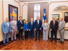 El Presidente Luís Abinader recibió en su despacho a la Junta Directiva de la Asociación Dominicana de Radiodifores, ADORA