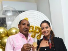 Alcaldesa Wendy Cepeda recibe con mucho cariño una emotiva sorpresa de cumpleaños en su despacho